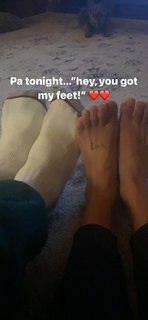 Ariel Tweto feet photo thumbnail