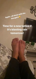 Ariel Tweto feet photo thumbnail