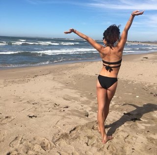 Ariel Tweto feet photo thumbnail