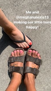 Ariel Tweto feet photo thumbnail