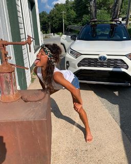 Ariel Tweto feet photo thumbnail