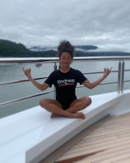 Ariel Tweto feet photo thumbnail