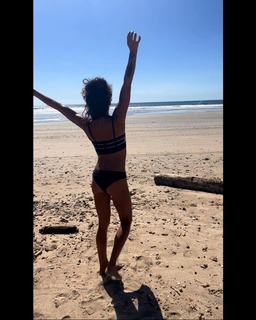 Ariel Tweto feet photo thumbnail