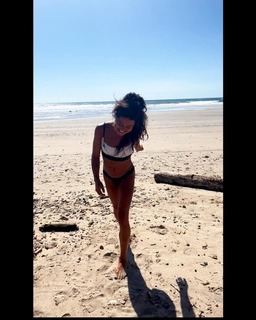 Ariel Tweto feet photo thumbnail
