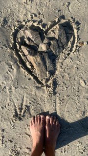 Ariel Tweto feet photo thumbnail