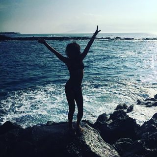 Ariel Tweto feet photo thumbnail
