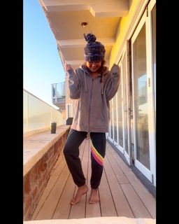 Ariel Tweto feet photo thumbnail