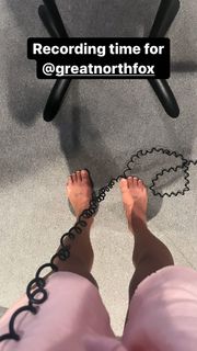 Ariel Tweto feet photo thumbnail