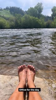 Ariel Tweto feet photo thumbnail
