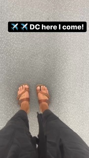 Ariel Tweto feet photo thumbnail