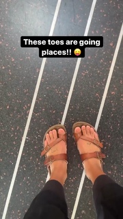Ariel Tweto feet photo thumbnail