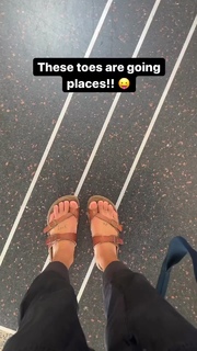 Ariel Tweto feet photo thumbnail