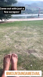 Ariel Tweto feet photo thumbnail