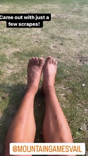 Ariel Tweto feet photo thumbnail