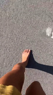Ariel Tweto feet photo thumbnail