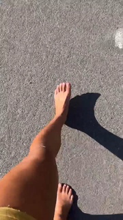 Ariel Tweto feet photo thumbnail