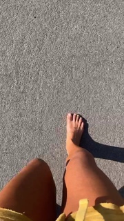 Ariel Tweto feet photo thumbnail