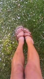 Ariel Tweto feet photo thumbnail