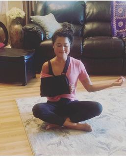 Ariel Tweto feet photo thumbnail