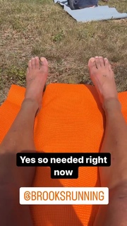 Ariel Tweto feet photo thumbnail
