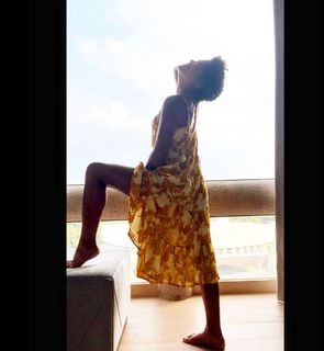 Ariel Tweto feet photo thumbnail