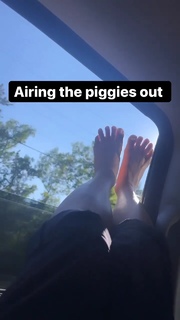Ariel Tweto feet photo thumbnail