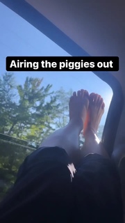 Ariel Tweto feet photo thumbnail