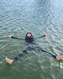 Ariel Tweto feet photo thumbnail