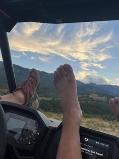 Ariel Tweto feet photo thumbnail
