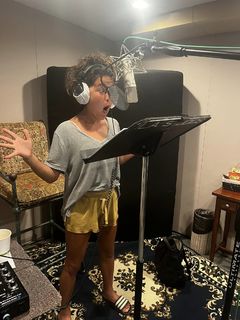 Ariel Tweto feet photo thumbnail