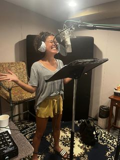 Ariel Tweto feet photo thumbnail