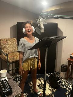 Ariel Tweto feet photo thumbnail