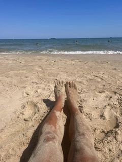 Ariel Tweto feet photo thumbnail