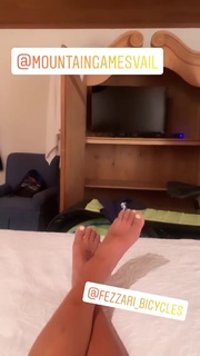 Ariel Tweto feet photo thumbnail