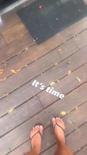 Ariel Tweto feet photo thumbnail