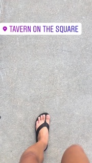 Ariel Tweto feet photo thumbnail
