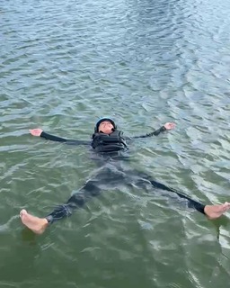 Ariel Tweto feet photo thumbnail