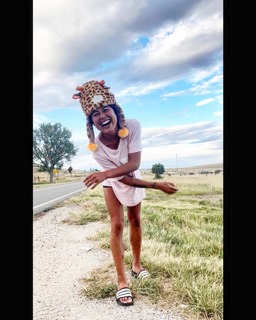 Ariel Tweto feet photo thumbnail