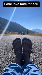 Ariel Tweto feet photo thumbnail
