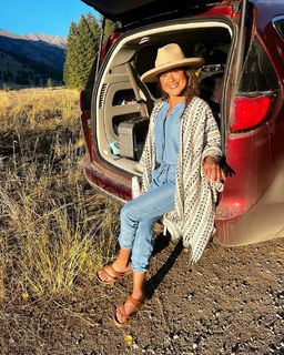Ariel Tweto feet photo thumbnail