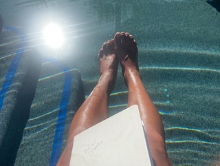 Ariel Tweto feet photo thumbnail