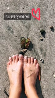 Ariel Tweto feet photo thumbnail