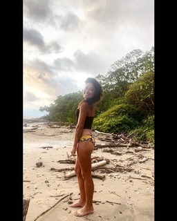 Ariel Tweto feet photo thumbnail