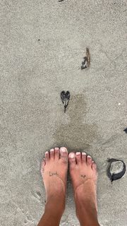 Ariel Tweto feet photo thumbnail
