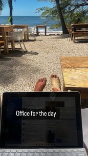 Ariel Tweto feet photo thumbnail