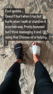 Ariel Tweto feet photo thumbnail