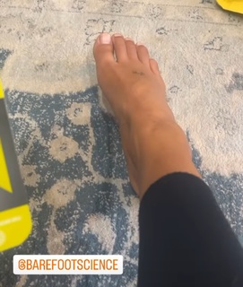 Ariel Tweto feet photo thumbnail