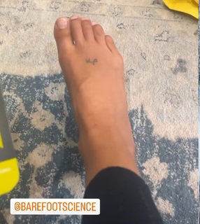 Ariel Tweto feet photo thumbnail