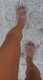 Ariel Tweto feet photo thumbnail