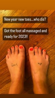 Ariel Tweto feet photo thumbnail